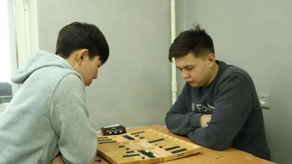 Участники областного чемпионата по тогызкумалаку за игровыми досками фото на taspanews.kz от 23 января 2026 15:35