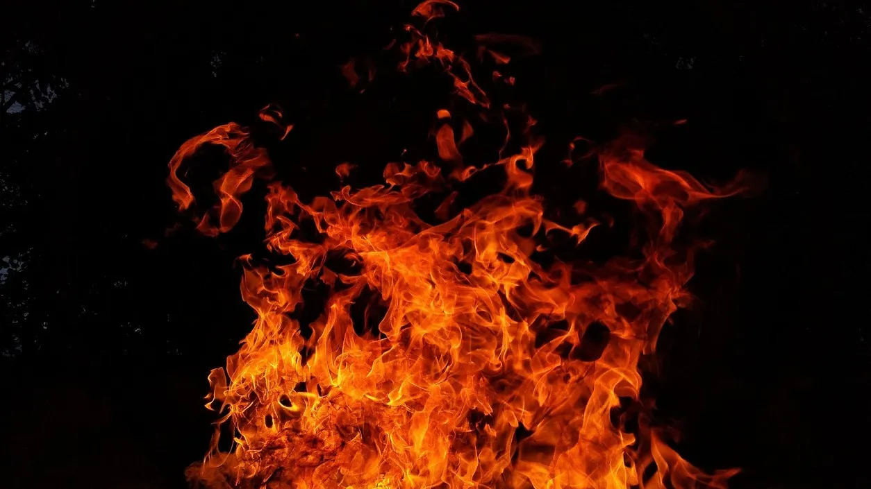 В Семее подожгли полицейские автомобили: видео распространилось в Казнете фото на taspanews.kz от 26 января 2026 11:20