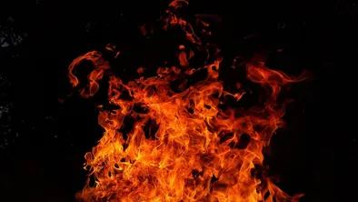 В Семее подожгли полицейские автомобили: видео распространилось в Казнете