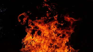 В Алматы в одном из микрорайонов случился сильный пожар: сгорели балконы нескольких квартир