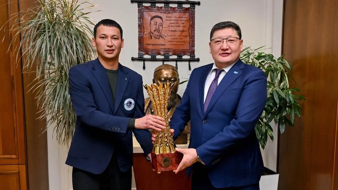 Берик Уали и руководство футзального клуба «Семей» фото на taspanews.kz от 29 января 2026 11:01