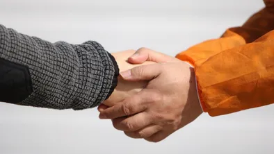 В ВКО чиновник задержан по подозрению в получении взяток