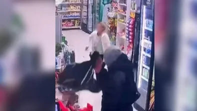 В Алматы женщину ограбили прямо в продуктовом магазине