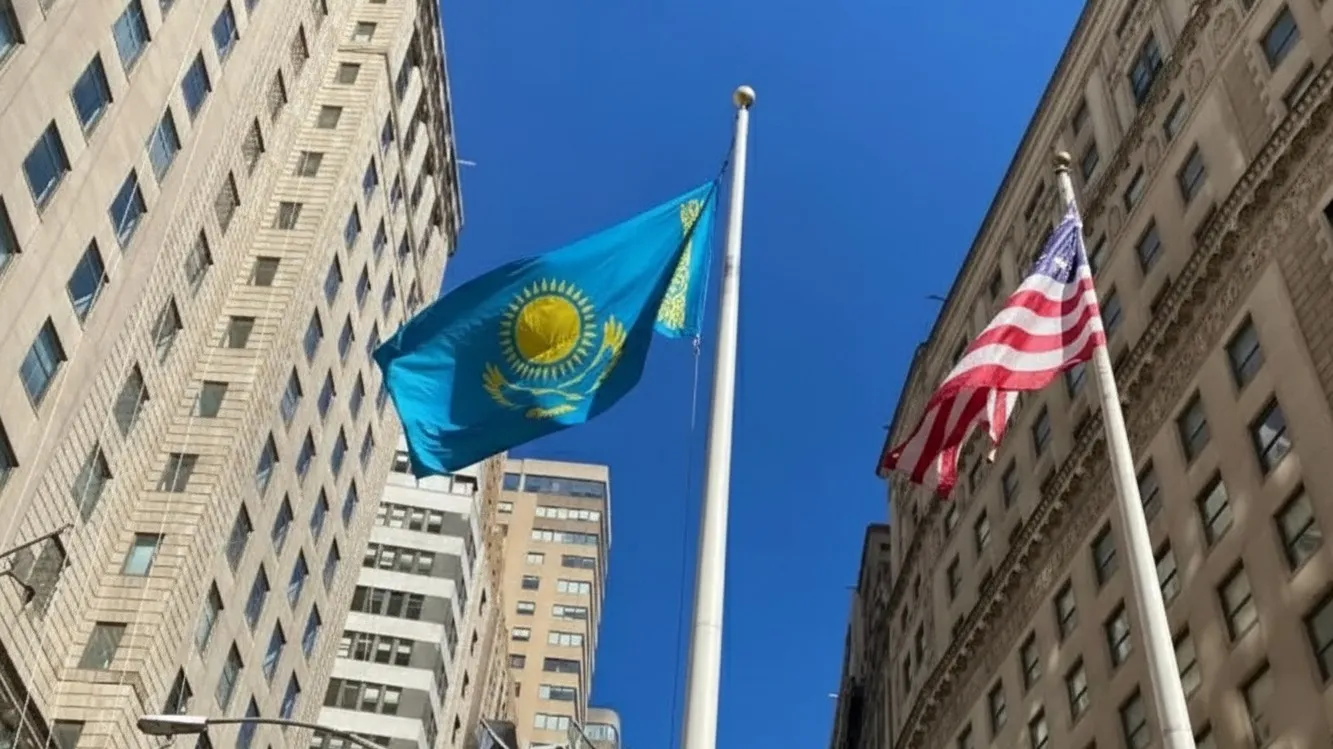 В Нью-Йорке подняли казахстанский флаг фото на taspanews.kz от 23 октября 2025 12:39
