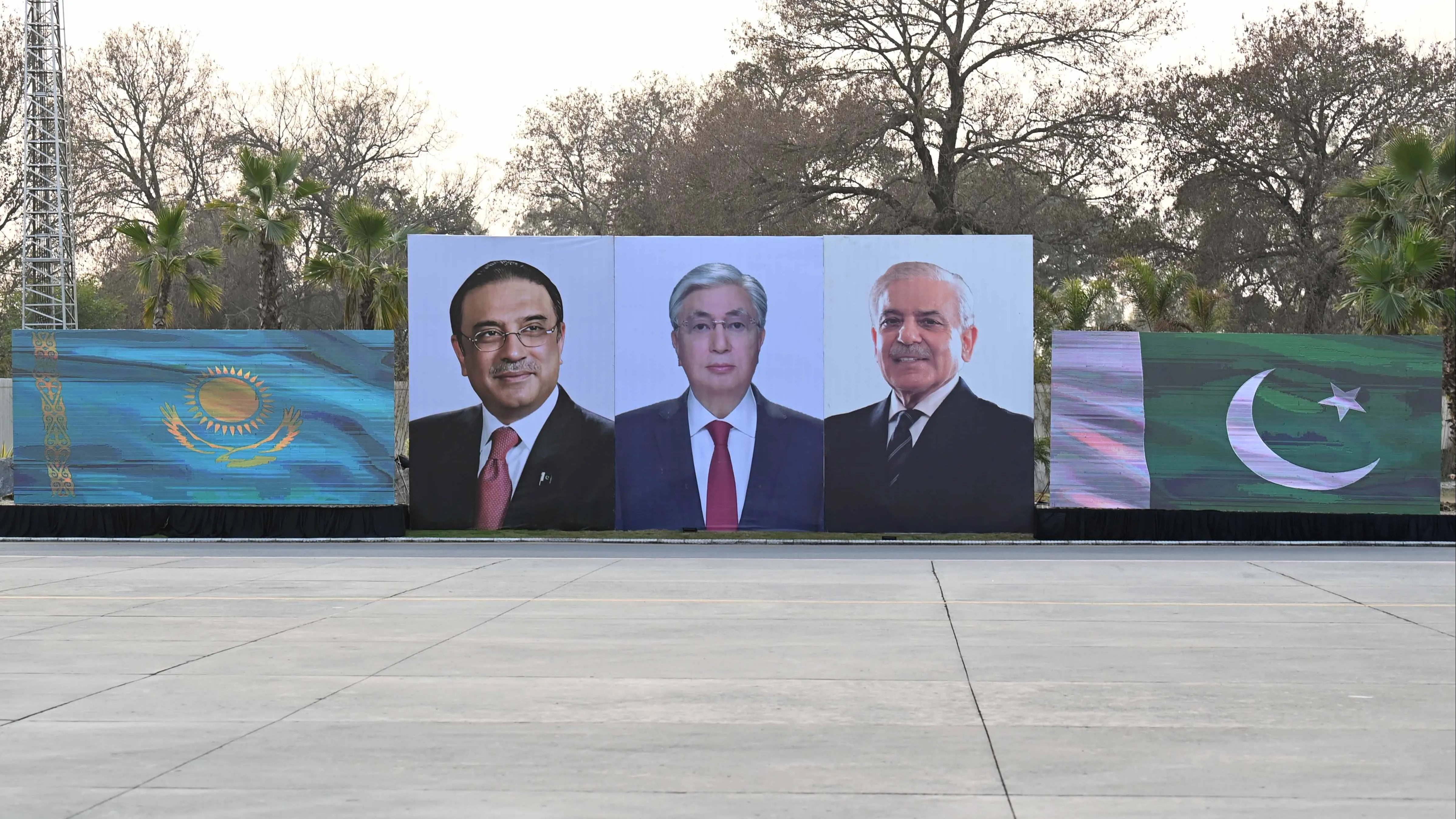 Касым-Жомарт Токаев провел переговоры с премьером Пакистана фото на taspanews.kz от 04 февраля 2026 15:09