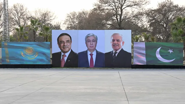 Касым-Жомарт Токаев провел переговоры с премьером Пакистана