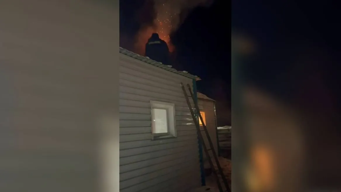 В области Абай полицейский спас людей из горящего дома фото на taspanews.kz от 05 февраля 2026 12:53