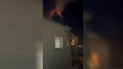 В области Абай полицейский спас людей из горящего дома