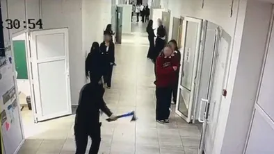 В Кульсары школьник напал на сверстников с топором: видео