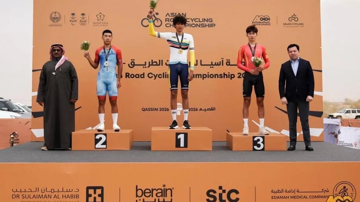 Бейсембай Мансур на первом месте пьедестала Чемпионата Азии по велоспорту в Саудовской Аравии фото на taspanews.kz от 09 февраля 2026 12:24