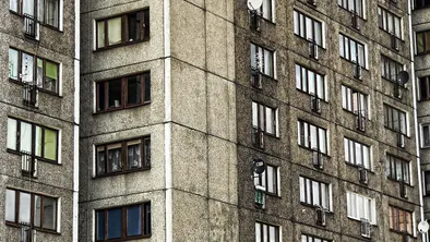 В Таразе мать выбросила двоих детей с высоты пятого этажа