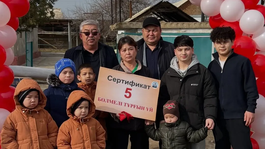 Четырехкратный чемпион мира по армрестлингу с семьей на фоне предоставленного жилого дома фото на taspanews.kz от 09 февраля 2026 13:15