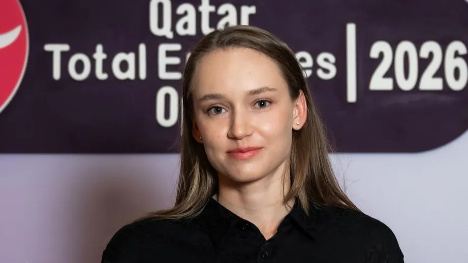 Елена Рыбакина в матче против Чжэн Циньвэнь на турнире в Дохе фото на taspanews.kz от 12 февраля 2026 09:21