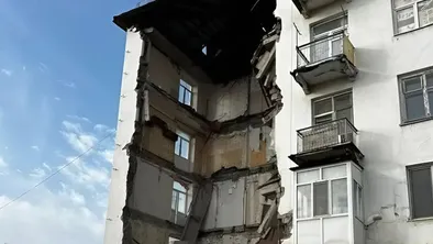 Заброшенный дом частично обрушился в Балхаше