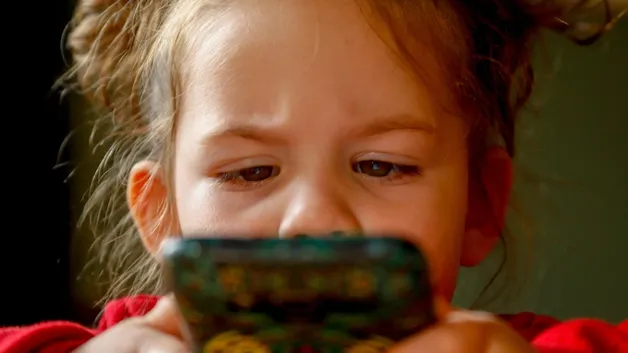 Родителей обяжут контролировать детей через SIM-карты