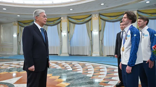 Токаев поздравил Шайдорова с исторической победой