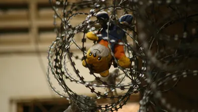 В ДП мегаполиса сообщили о задержании работника коррекционного центра, которого подозревают в применении насильственных действий в отношении ребенка, передает Taspanews.kz.  По информации ведомства, после изучения опубликованного ранее видео полиция установила личность подозреваемого, задержала его и поместила в ИВС на время расследования.   В рамках уголовного дела продолжается комплекс следственных мероприятий, включая опрос свидетелей и сбор фактических улик.  Расследование и его ход переданы на особый контроль руководства ДП.