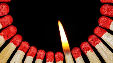 В Костанайской области мужчин поджег женщину