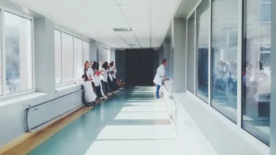 В Талдыкоргане медиков заставляли перерабатывать: прокуратура защитила их права