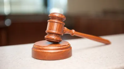 В Актюбинской области суд вынес приговор шести участникам ОПГ, которая занималась продажей запрещенных веществ через интернет, передает Taspanews.kz.  Согласно официальному сообщению региональной прокуратуры, преступники занимались сбытом наркотиков через Telegram, то есть напрямую с покупателями они никак не взаимодействовали, сохраняя анонимность. После принятия "заказа" члены группировки получали оплату через дропперские счета, благодаря чему им долгое время удавалось скрываться от правосудия.  Их онлайн-шопп носил название Qymyz shop. На данный момент деятельность магазина окончательно пресечена.  Шесть фигурантов были задержаны в разных областях страны, включая СКО, Астану и Акмолинский регион. В ходе операции у подсудимых были конфискованы наркотики объемом в 10 кг.  Итоговым решением суда фигурантов осудили на разные сроки: от 15 до 17 лет лишения свободы.