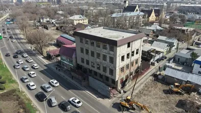 В Алматы начался снос четырехэтажного здания