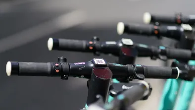 В Алматы полиция примет новые меры против брошенных самокатов