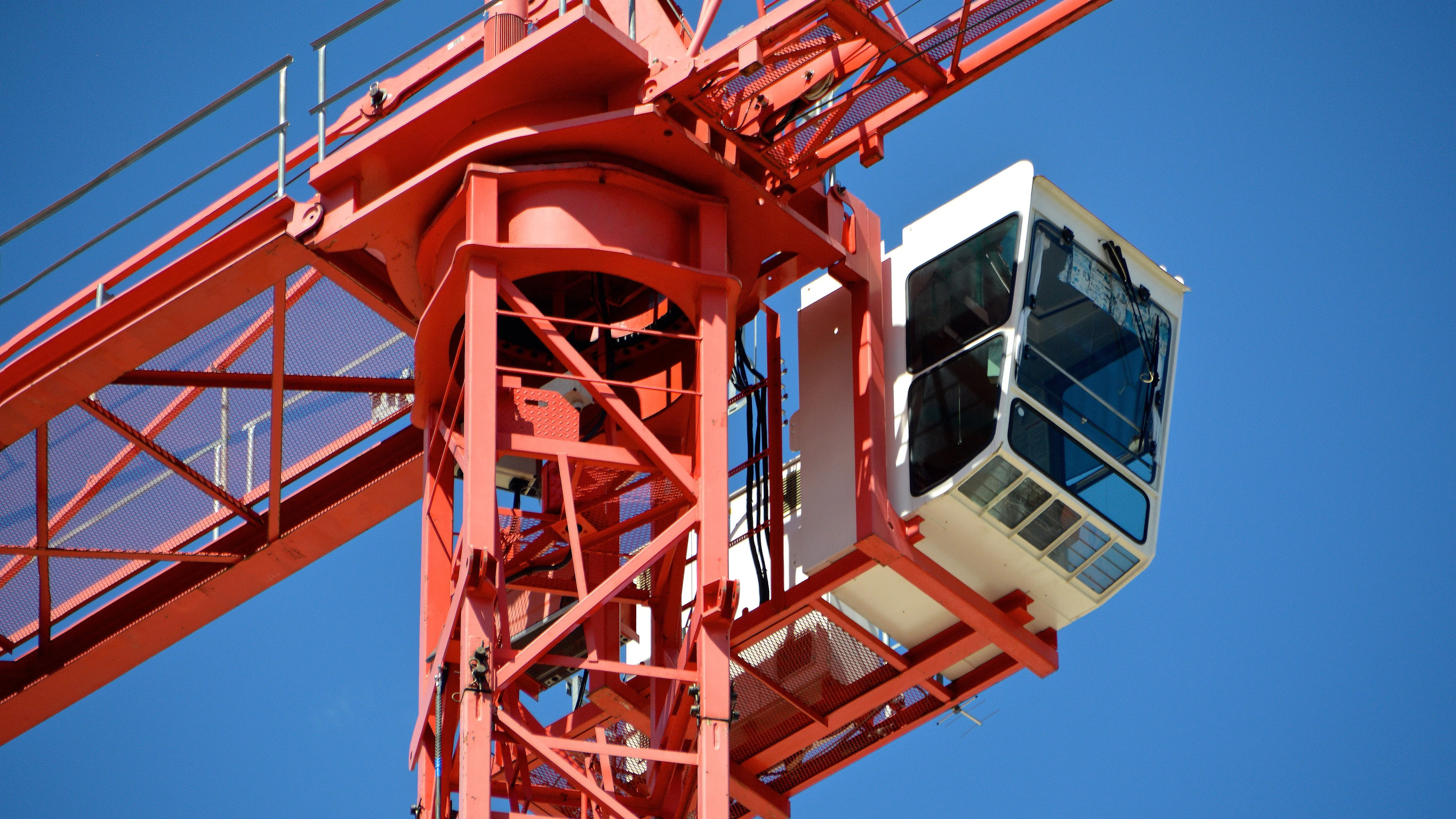 В Павлодаре машинист крана упала с 15-метровой высоты фото на taspanews.kz от 02 апреля 2026 16:56