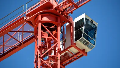 В Павлодаре машинист крана упала с 15-метровой высоты