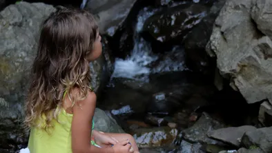 В Туркестанской области двухлетний ребенок упал в реку: волонтеры продолжают поиски