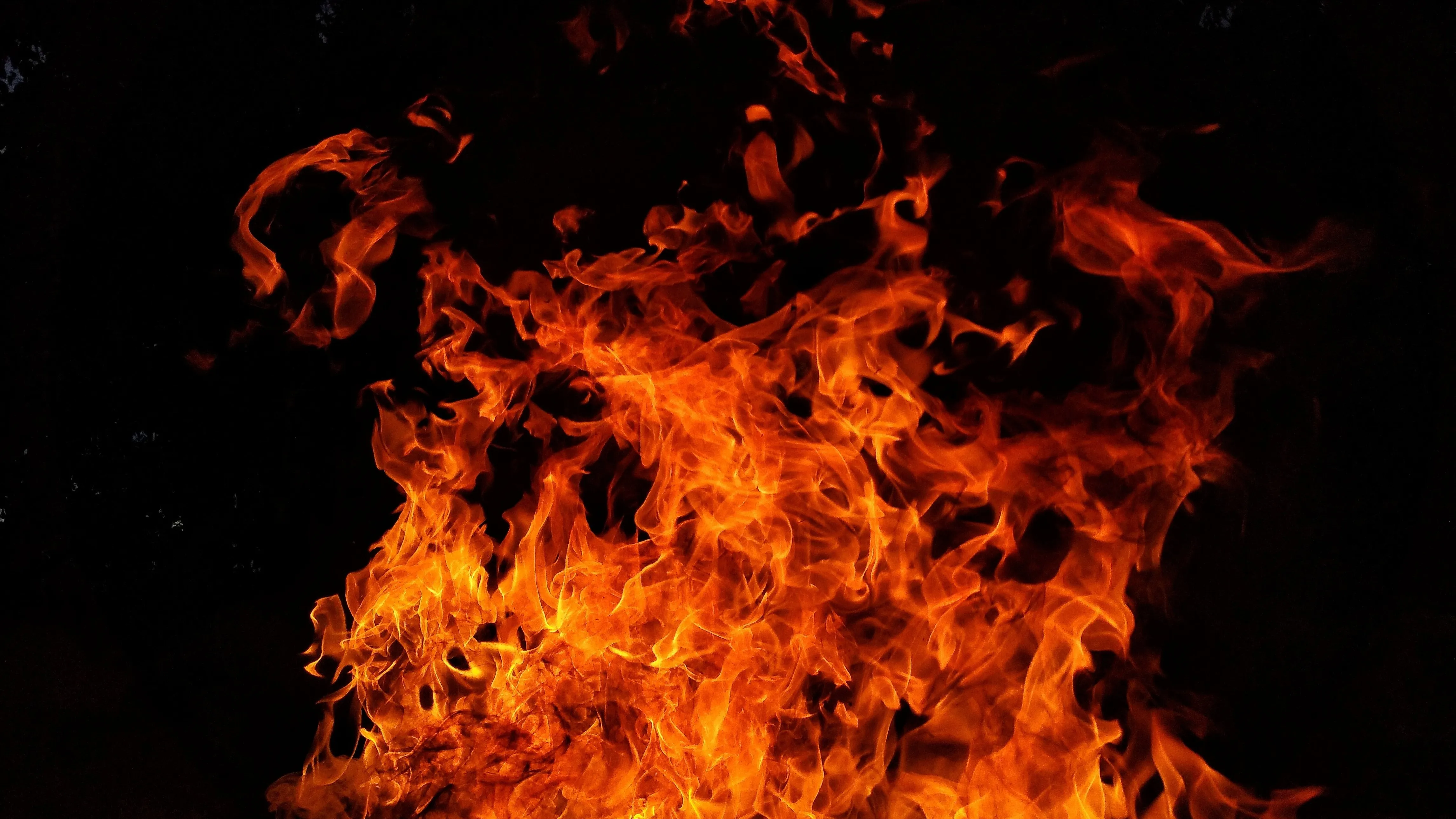 В Астане тушат пожар в магазине жилого дома: видео фото на taspanews.kz от 07 апреля 2026 14:50