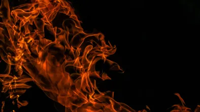 25 пожарных тушили огонь в жилом доме в Алматы