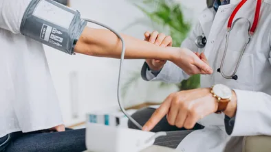 В Экибастузе трое напали на врача и медсестру