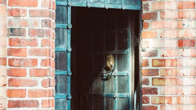 Кирпич упал на ребенка в Карагандинской области: о его состоянии рассказала мать