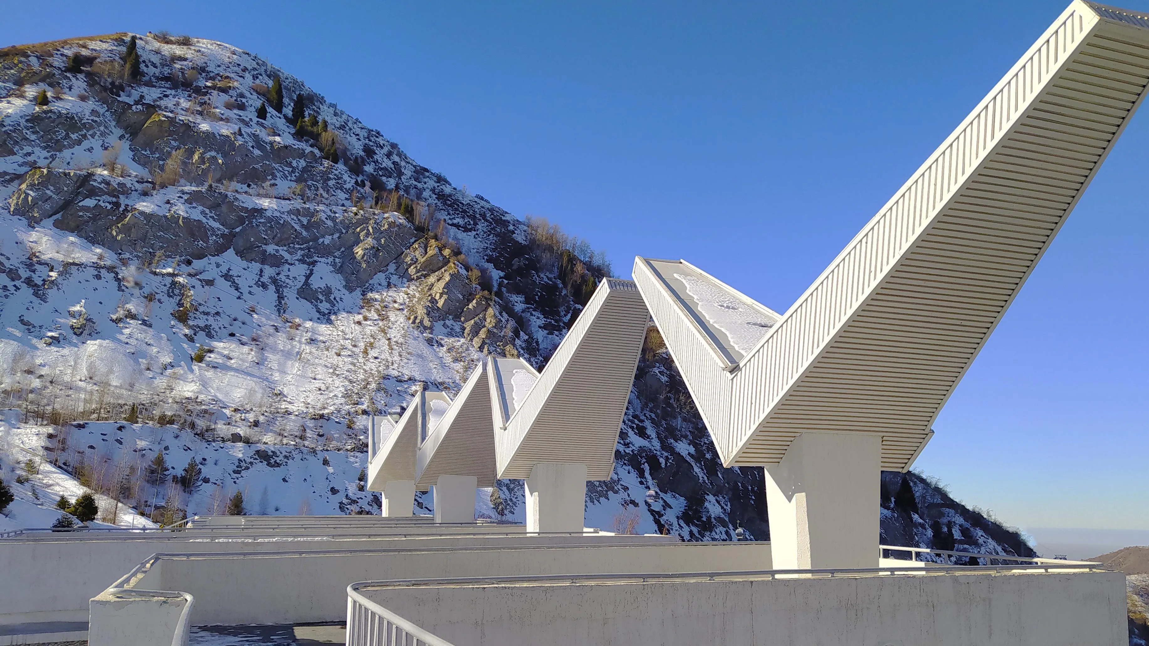 На Медеу не хватает парковочных мест: возможны ограничения на въезд авто фото на taspanews.kz от 20 апреля 2026 12:44