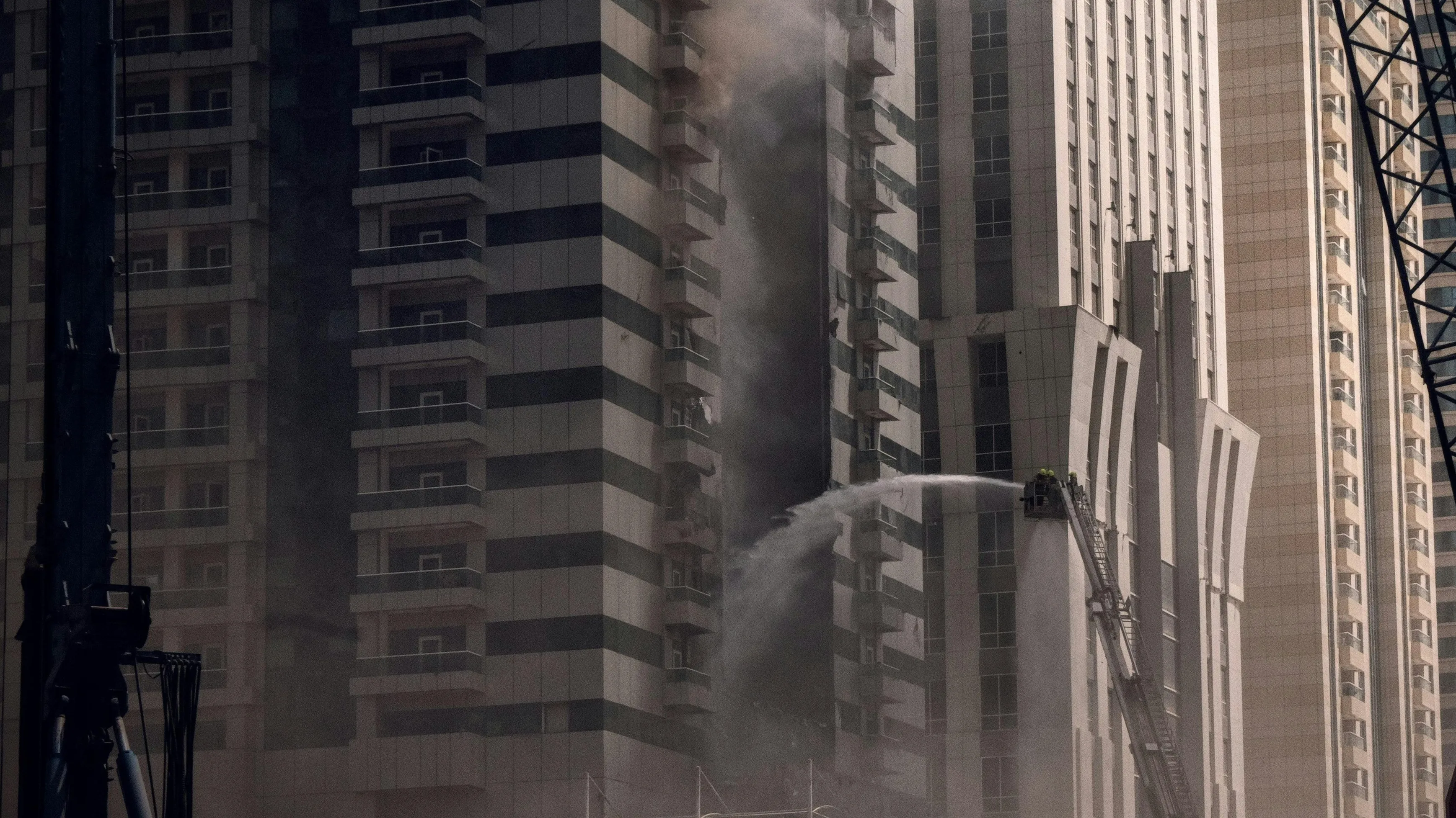 40 человек эвакуировали из горящего дома в Атырау фото на taspanews.kz от 24 апреля 2026 08:58