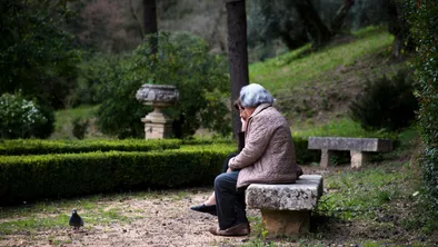 В Алматы пенсионерку избили прямо на остановке