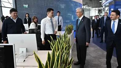 Токаев посетил Международный ИИ - центр Alem.ai