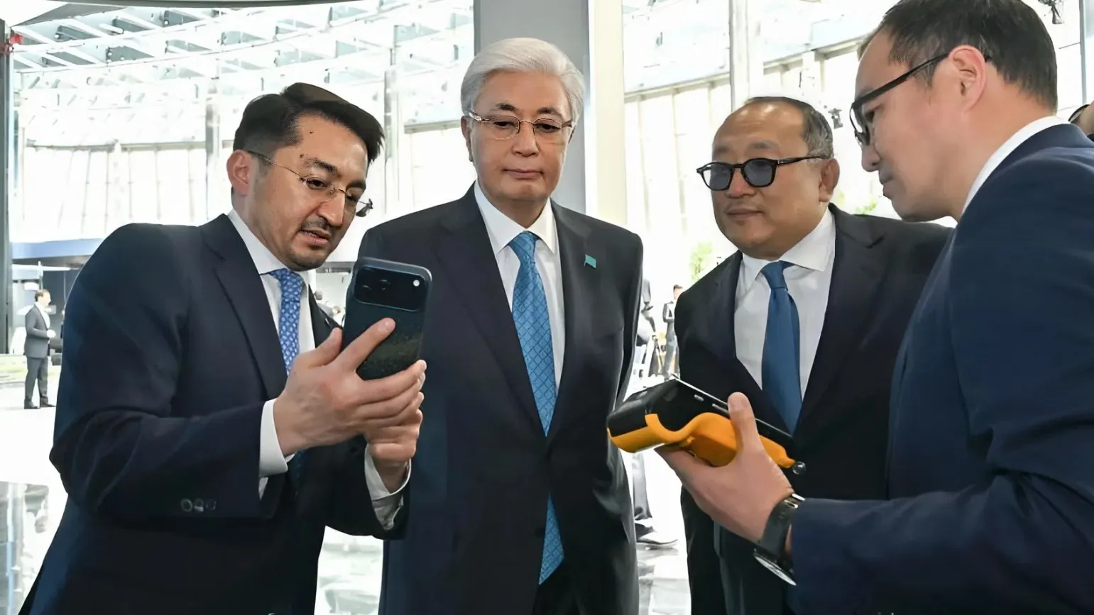 Токаеву продемонстрировали первый в стране платеж криптовалютой фото на taspanews.kz от 24 апреля 2026 15:40