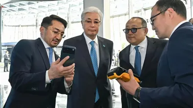 Токаеву продемонстрировали первый в стране платеж криптовалютой