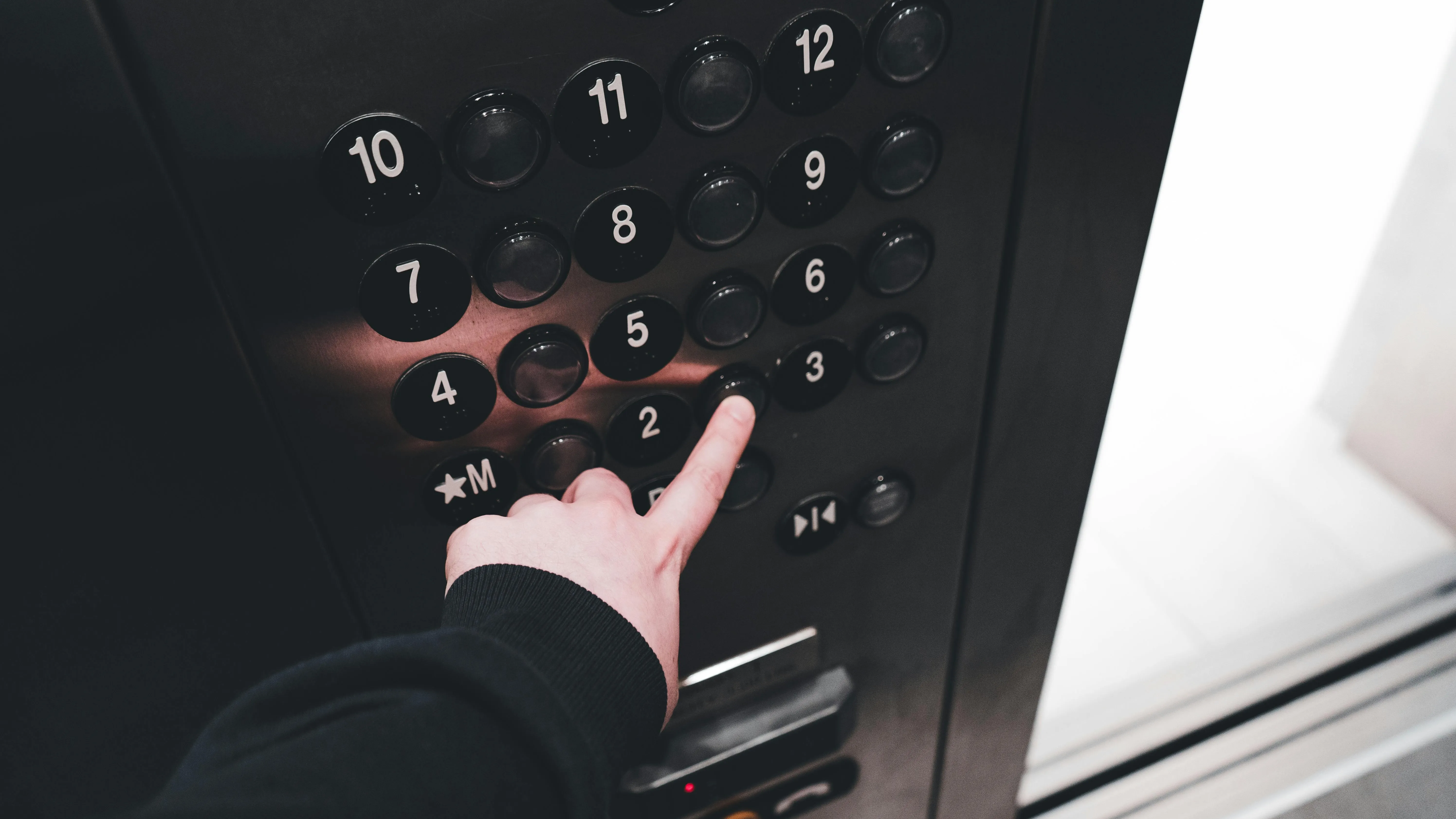 В Алматы задержали мужчину, напавшего на девушку в лифте фото на taspanews.kz от 28 апреля 2026 13:44