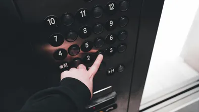 В Алматы задержали мужчину, напавшего на девушку в лифте