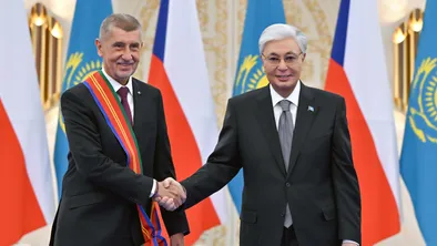 Токаев вручил Бабишу почетный орден