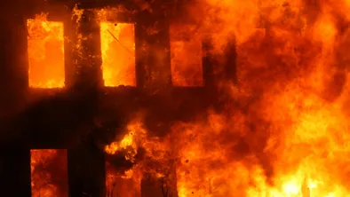 В Алматинской области спасатели тушат пожар на заводе