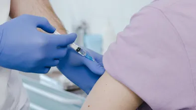 Вакцинацию против ВПЧ смогут получить девочки от 14 до 17 лет