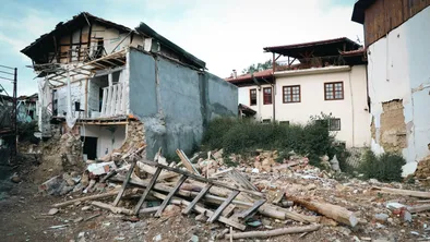 13 зданий обрушились в Китае после землетрясения