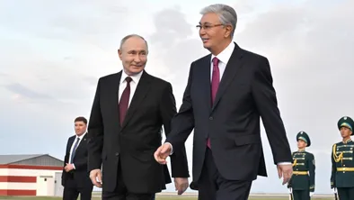 Визит Путина в Казахстан начался с торжественной встречи