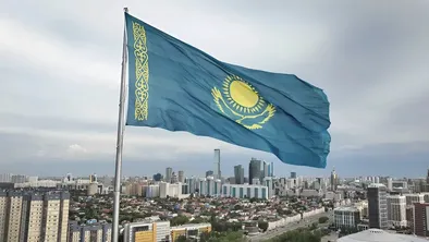 Токаев принял участие в торжественной церемонии поднятия государственного флага