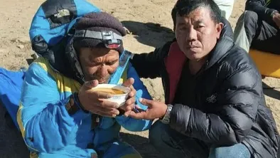 Гид провел шесть дней на Эвересте без еды и воды и остался в живых
