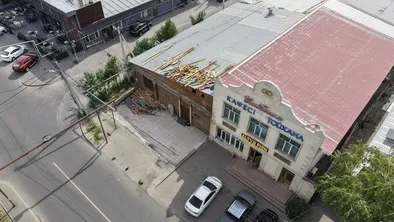 В Алматы снесли нелегальную пристройку 