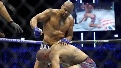 Глава UFC прокомментировал жалобы Перейры на запрещенные удары